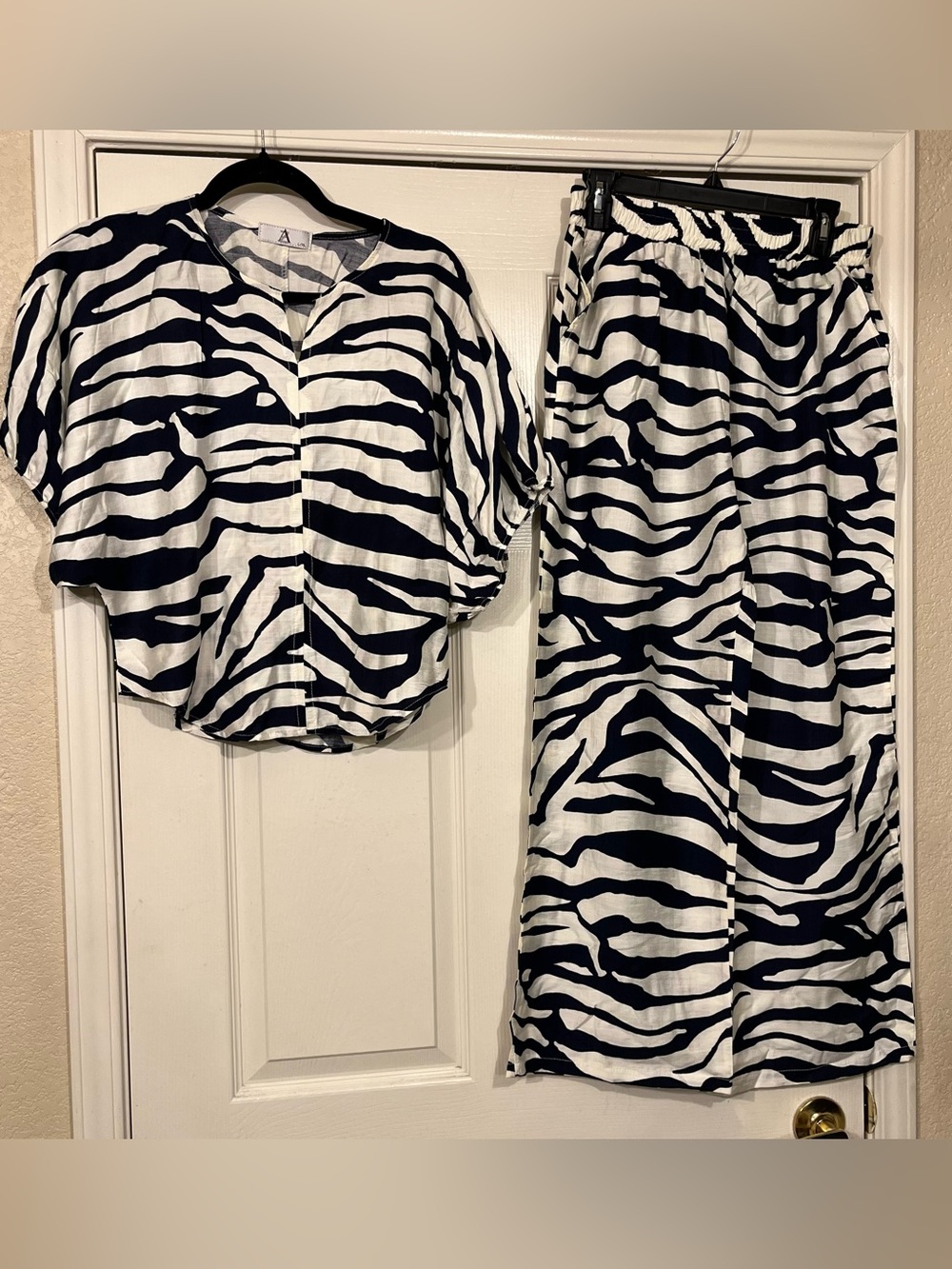 NWOT Zebra Print Crop Pant Set Black & White - Picture 10 of 10
